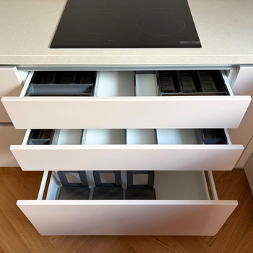 Mobilier din MDF termoformat cu blat din cuarț compozit, masă cu blat din cuarț și mânere GOLA