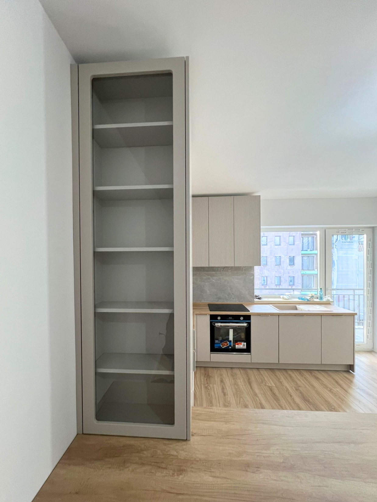 Mobilier la comandă pentru bucătărie NORVINIA, cu mânere metalice aplicate și blat termorezistent