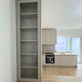 Mobilier la comandă pentru bucătărie NORVINIA, cu mânere metalice aplicate și blat termorezistent