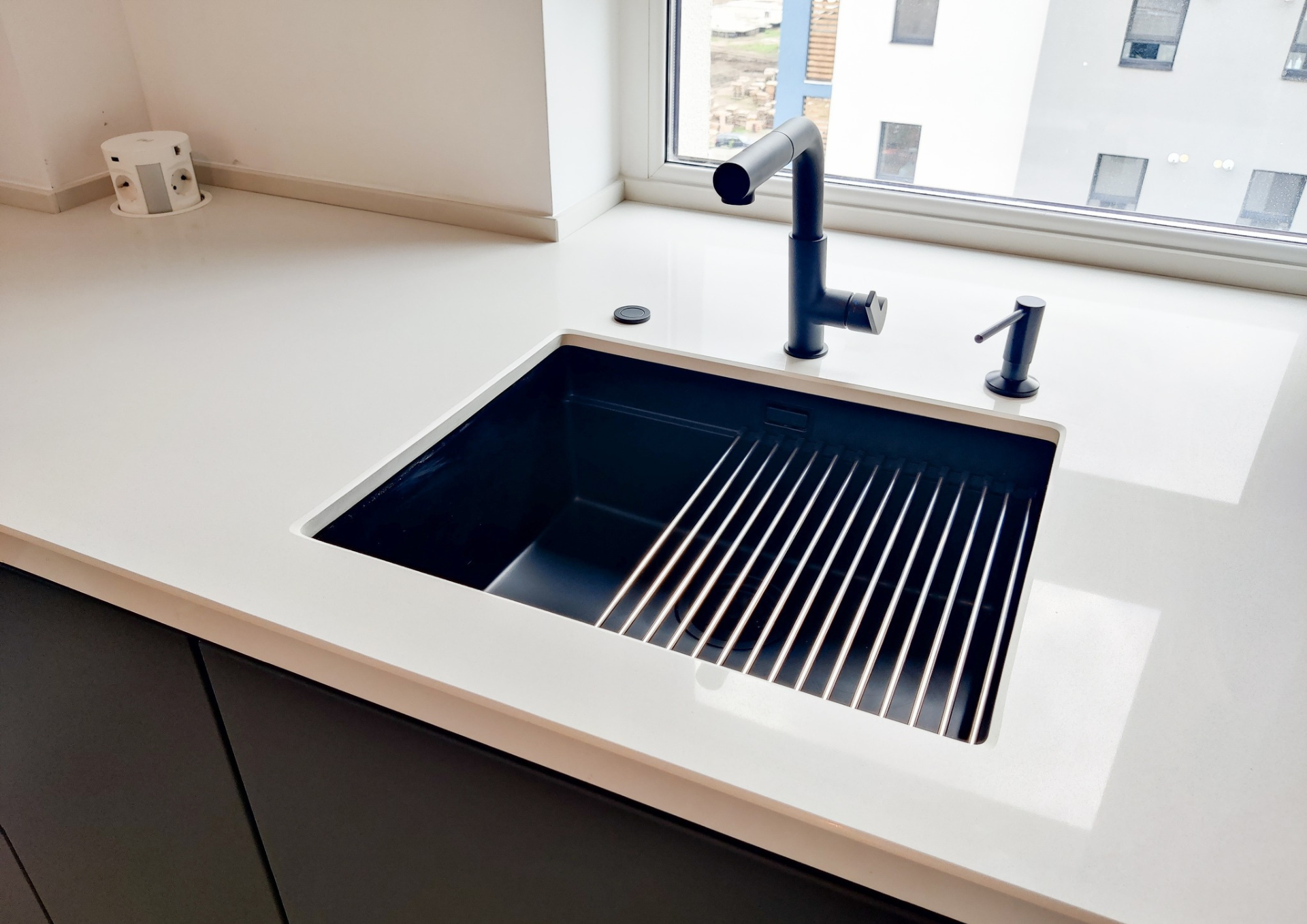 Mobilă bucătărie fabricată la comandă de NORVINIA cu blat și glaf geam din cuarț compozit, mobilier din MDF termoformat