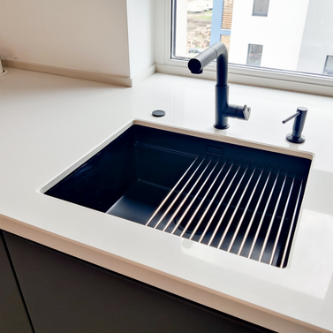 Mobilă bucătărie fabricată la comandă de NORVINIA cu blat și glaf geam din cuarț compozit, mobilier din MDF termoformat