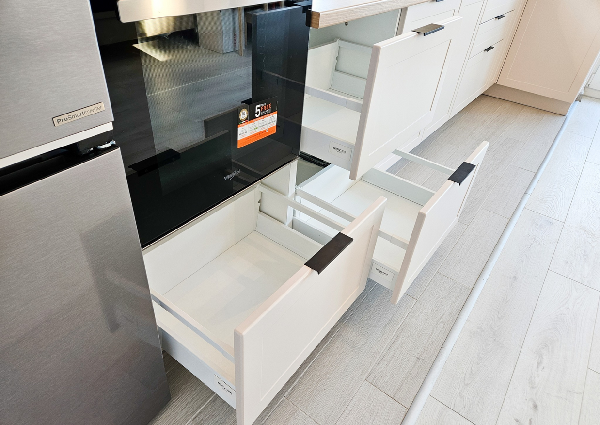 Mobilă bucătărie fabricată la comandă de NORVINIA din MDF termoformat