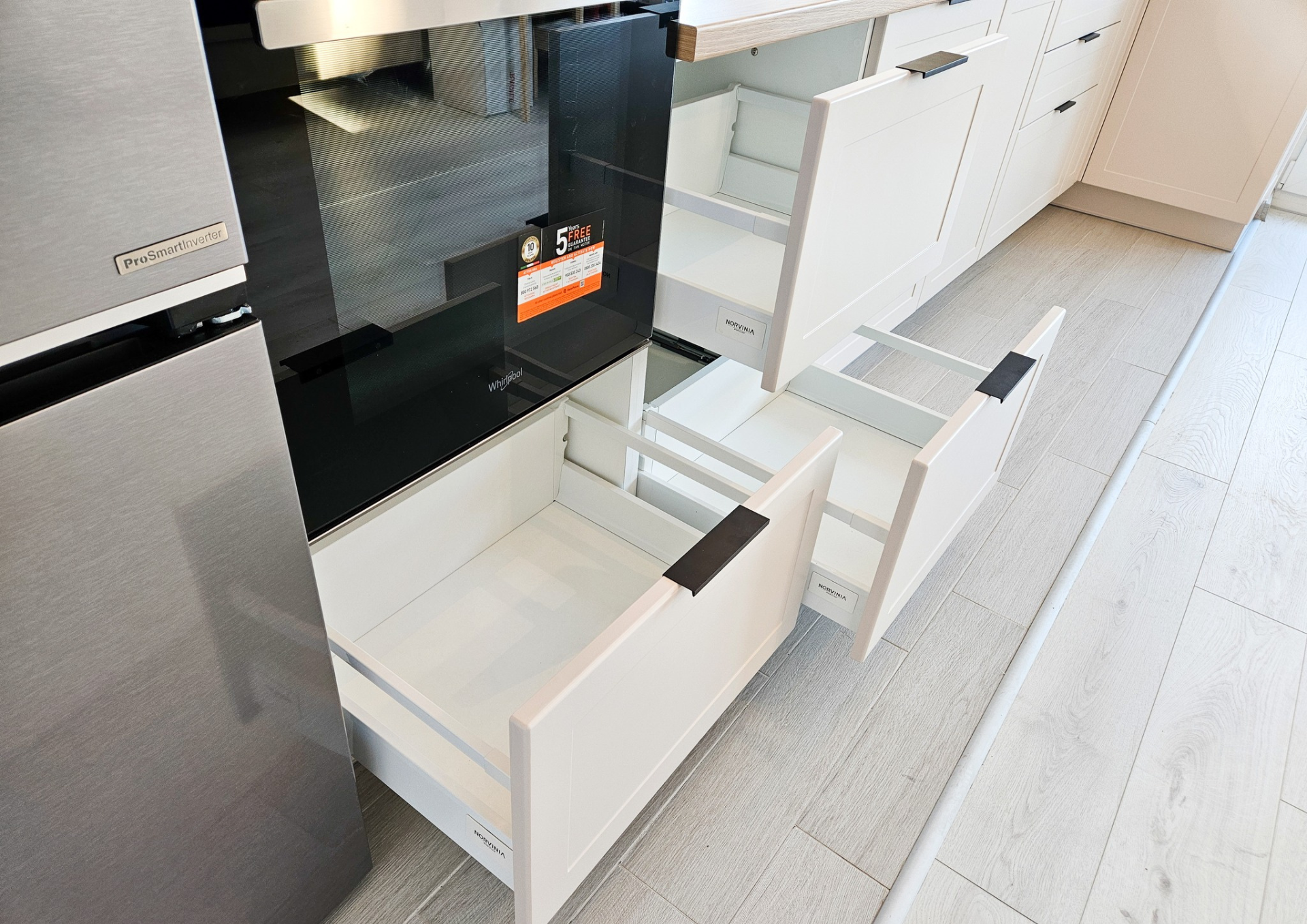 Mobilă bucătărie fabricată la comandă de NORVINIA din MDF termoformat