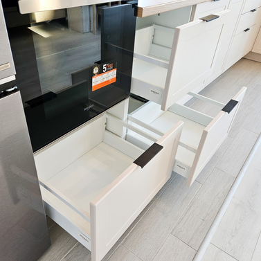 Mobilă bucătărie fabricată la comandă de NORVINIA din MDF termoformat