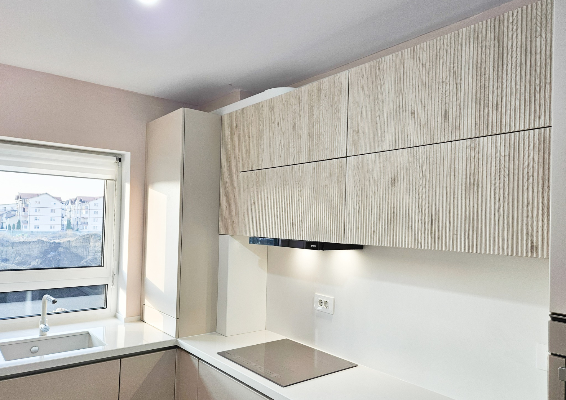 Mobilă bucătărie fabricată la comandă de NORVINIA din MDF termoformat, blat și glaf geam din cuarț compozit cu chiuvetă montată sub blat