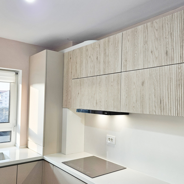 Mobilă bucătărie fabricată la comandă de NORVINIA din MDF termoformat, blat și glaf geam din cuarț compozit cu chiuvetă montată sub blat