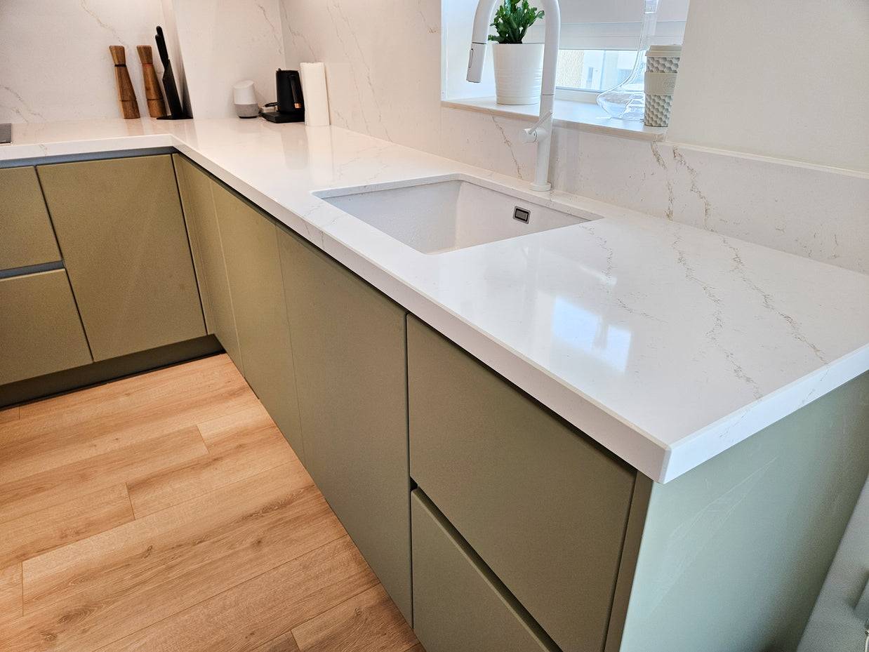 Mobilier de bucătărie NORVINIA cu blat din cuarț compozit și chiuvetă montată sub blat, fronturi din MDF termoformat