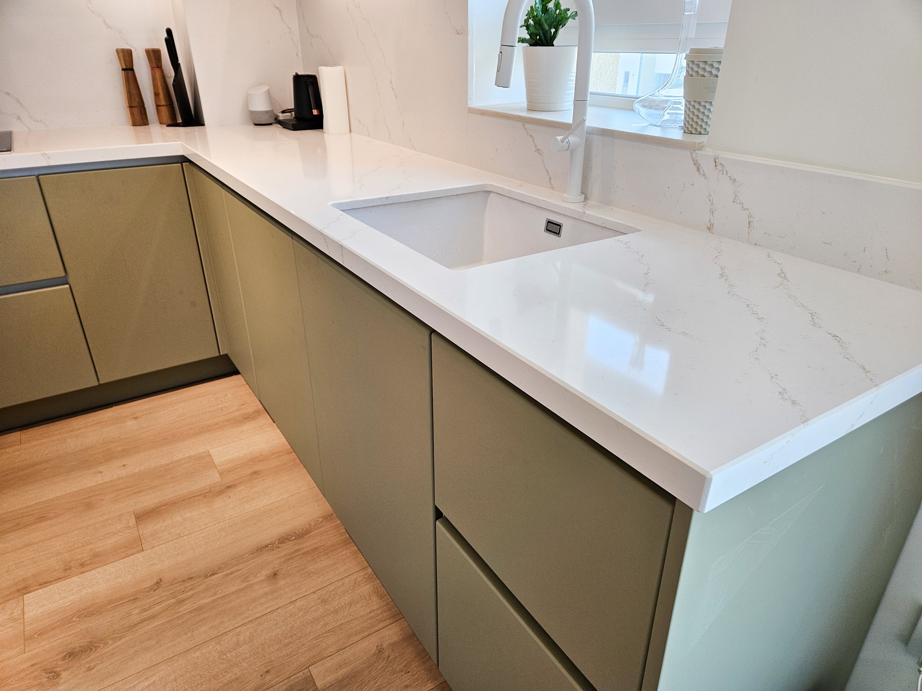 Mobilier de bucătărie NORVINIA cu blat din cuarț compozit și chiuvetă montată sub blat, fronturi din MDF termoformat