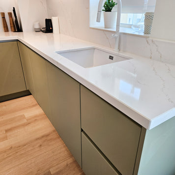 Mobilier de bucătărie NORVINIA cu blat din cuarț compozit și chiuvetă montată sub blat, fronturi din MDF termoformat