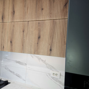 Mobilă de bucătărie din MDF termoformat fabricată la comandă de NORVINIA cu blat din cuarț compozit