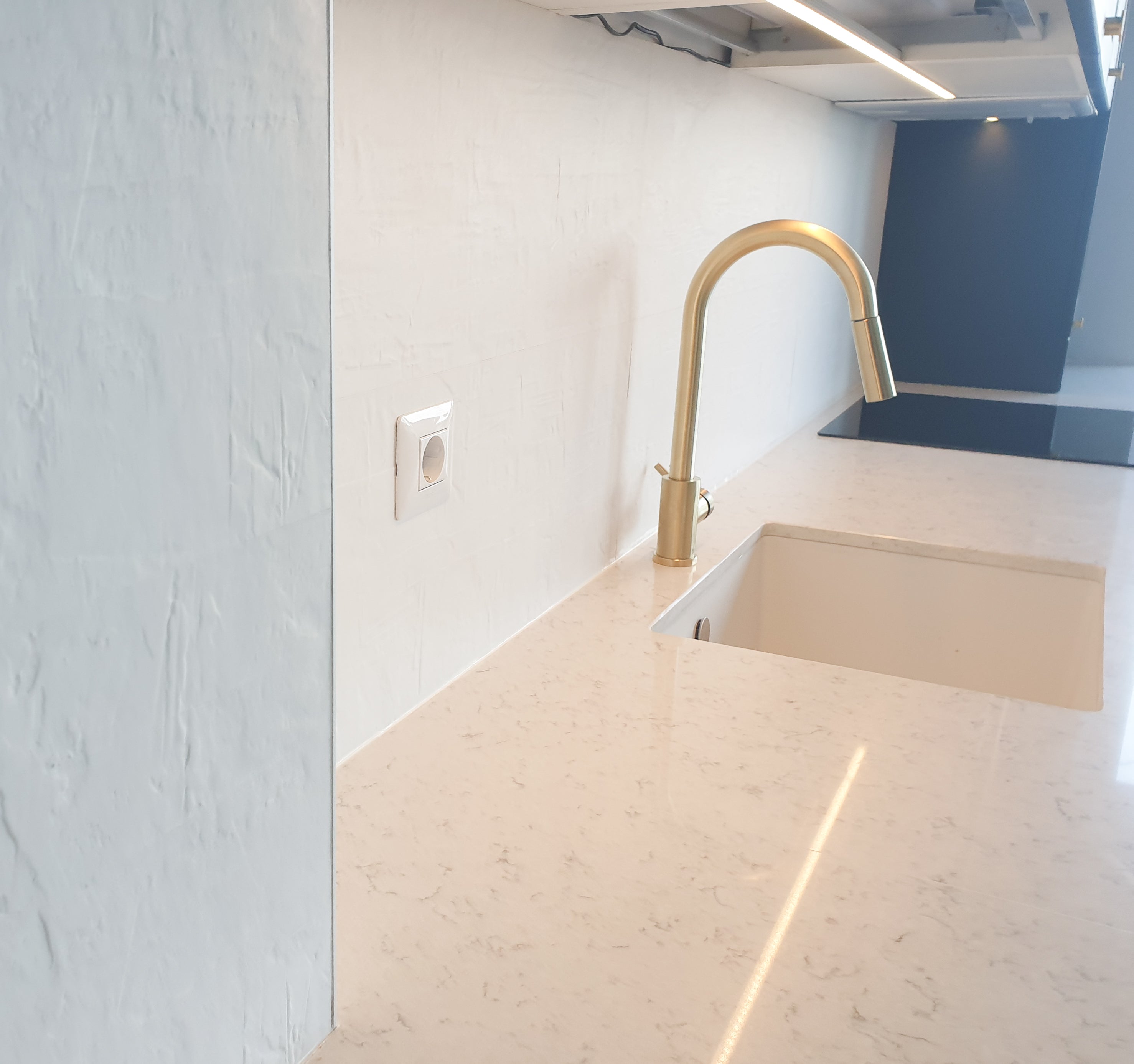 Mobilă de bucătărie NORVINIA cu blat din cuarț compozit și chiuvetă montată sub blat