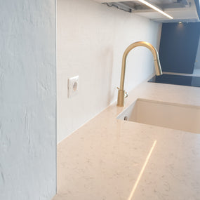 Mobilă de bucătărie NORVINIA cu blat din cuarț compozit și chiuvetă montată sub blat