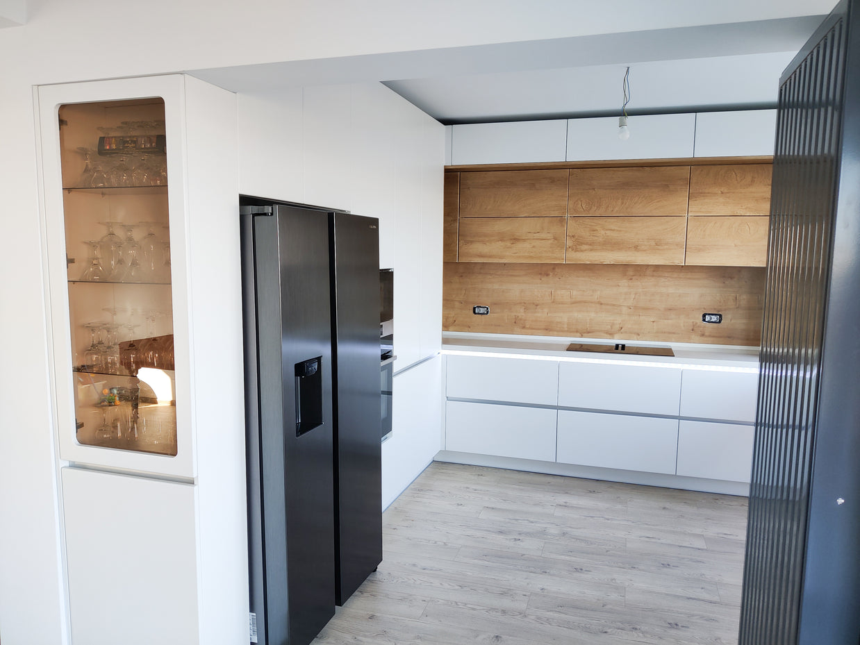 Mobilier bucătărie NORVINIA din MDF termoformat alb satin cu blat din cuarț compozit și chiuvetă montată sub blat