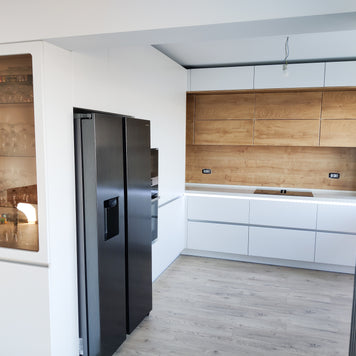 Mobilier bucătărie NORVINIA din MDF termoformat alb satin cu blat din cuarț compozit și chiuvetă montată sub blat