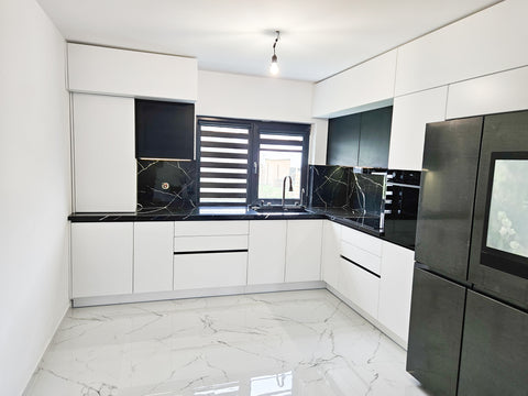 Mobilă de bucătărie fabricată la comandă de NORVINIA cu blat din cuarț compozit, mobilier din MDF termoformat