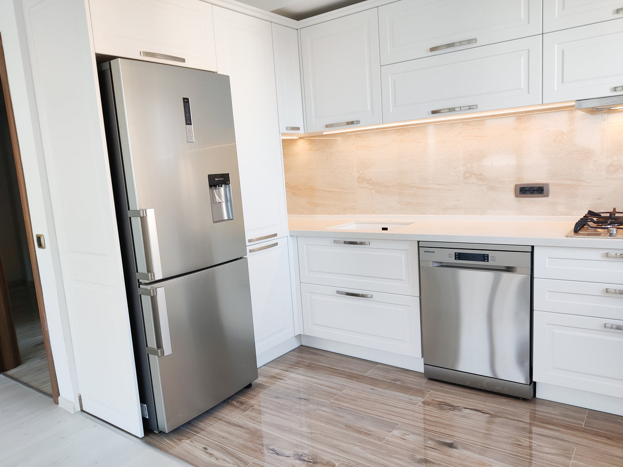 Mobilier de bucătărie NORVINIA cu fronturi din MDF termoformat și blat din cuarț compozit