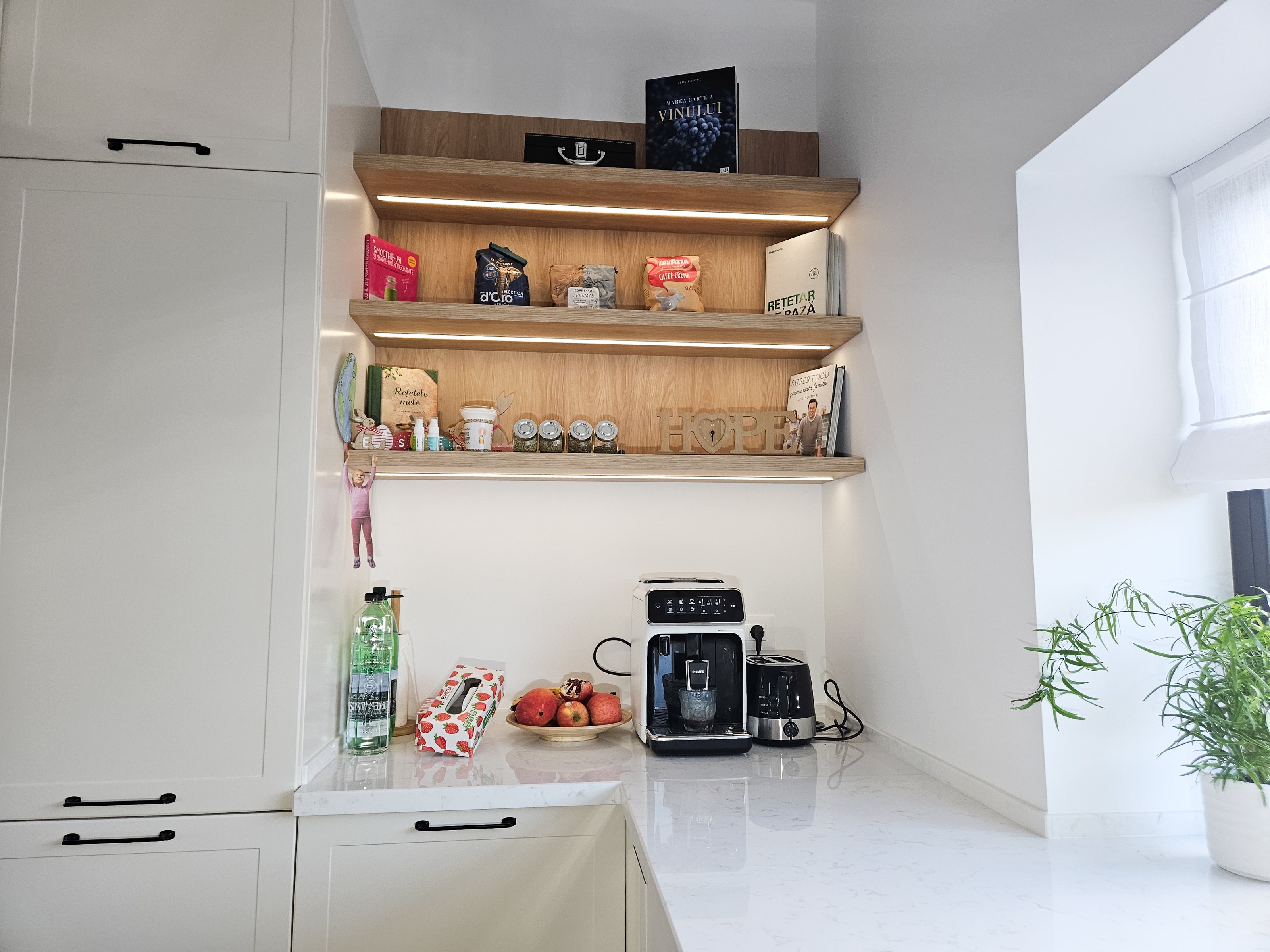 Mobilă de bucătărie fabricată la comandă de NORVINIA cu blat și glaf geam din cuarț compozit, mobilier din MDF termoformat