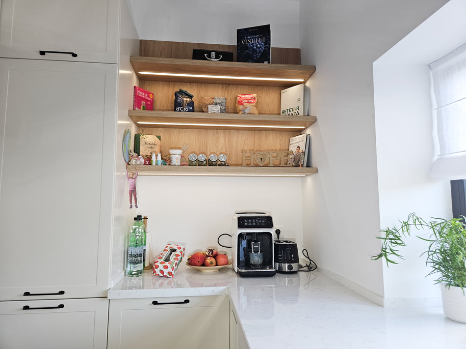 Mobilă de bucătărie fabricată la comandă de NORVINIA cu blat și glaf geam din cuarț compozit, mobilier din MDF termoformat