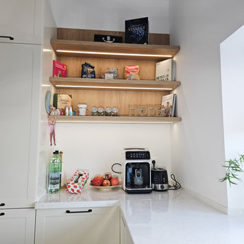 Mobilă de bucătărie fabricată la comandă de NORVINIA cu blat și glaf geam din cuarț compozit, mobilier din MDF termoformat