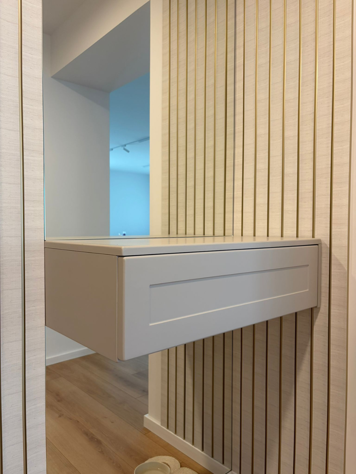 Mobilier pentru hol realizat la comandă de NORVINIA din MDF termoformat