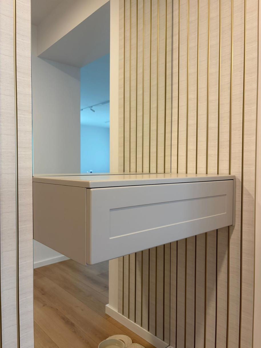 Mobilier pentru hol realizat la comandă de NORVINIA din MDF termoformat