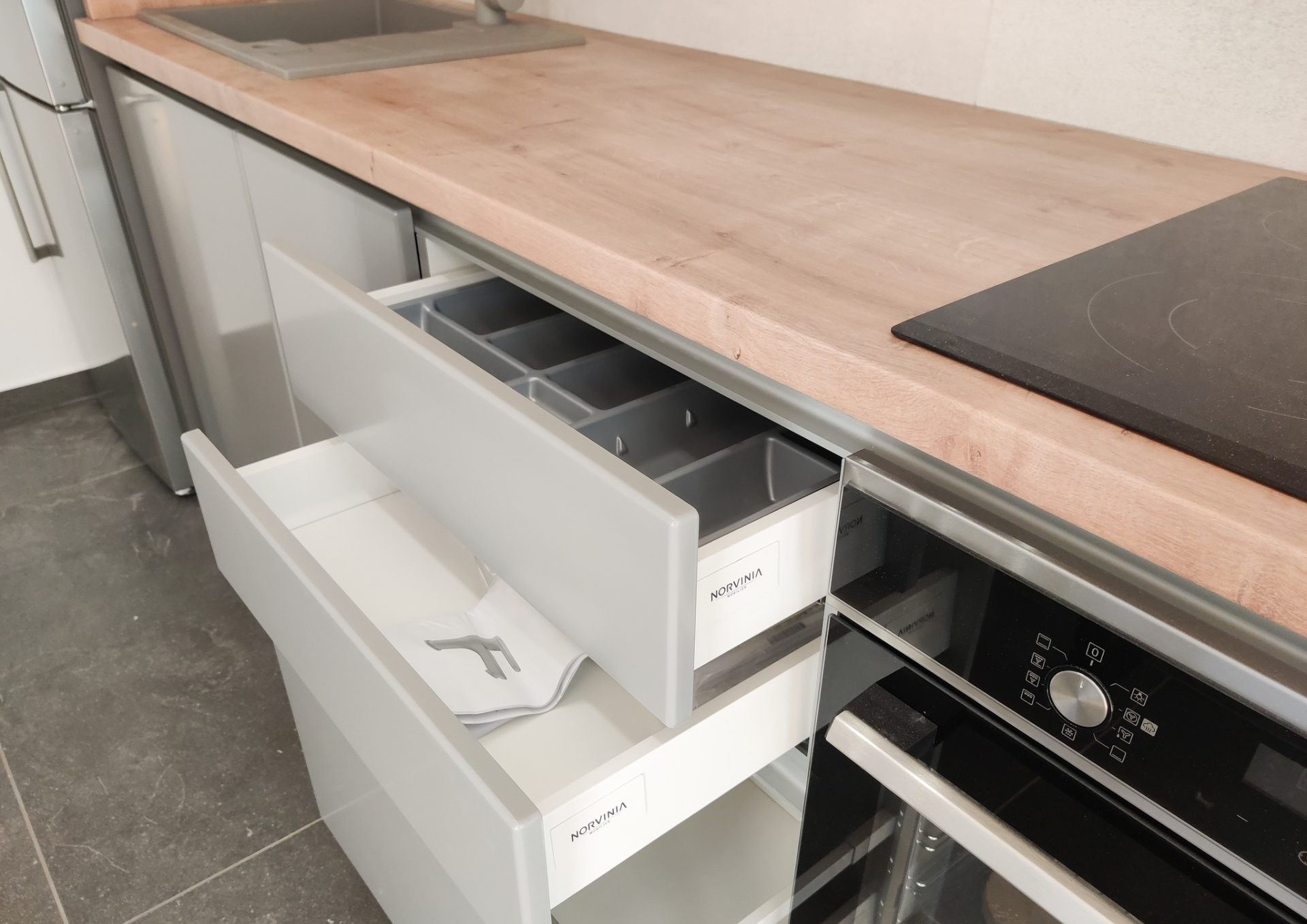 Mobilă bucătărie fabricată la comandă de NORVINIA din MDF termoformat