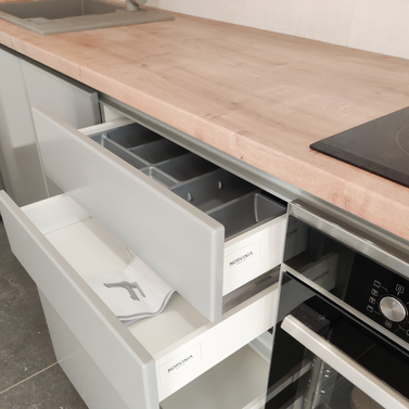 Mobilă bucătărie fabricată la comandă de NORVINIA din MDF termoformat