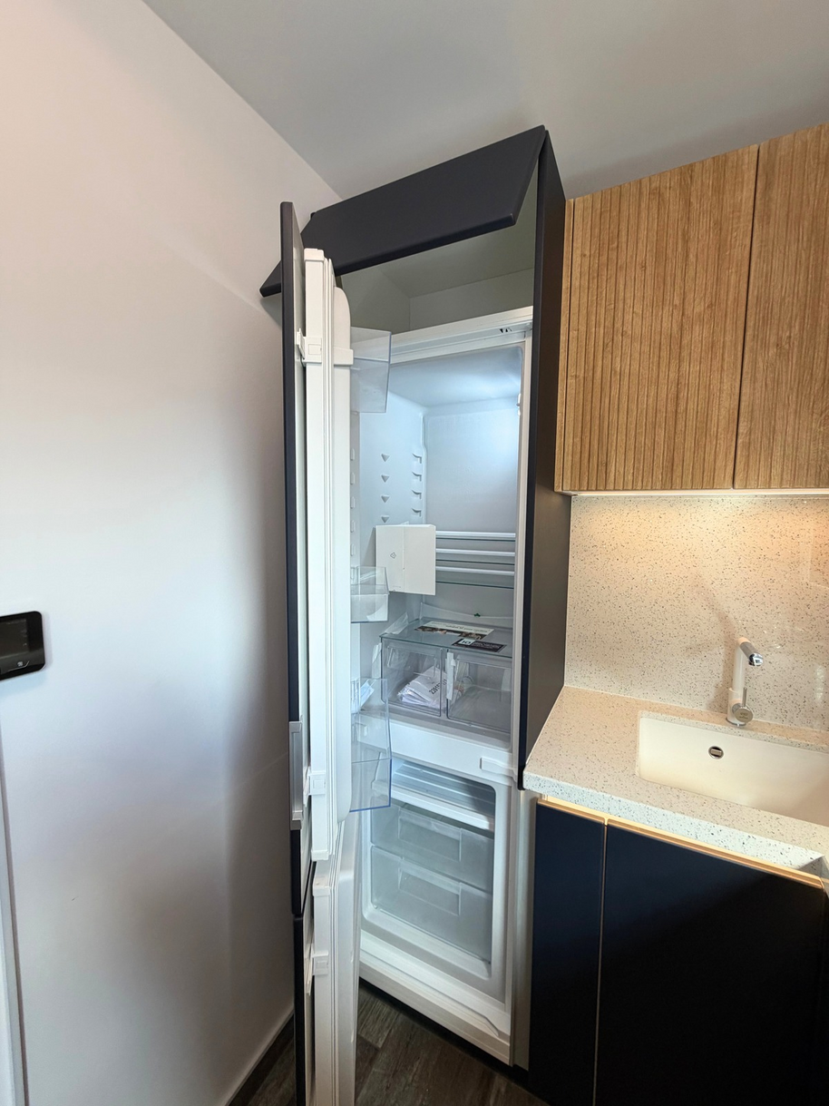 Mobilier din MDF termoformat cu blat, contrablat din cuarț compozit și mânere tip profil GOLA