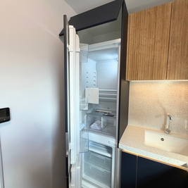Mobilier din MDF termoformat cu blat, contrablat din cuarț compozit și mânere tip profil GOLA