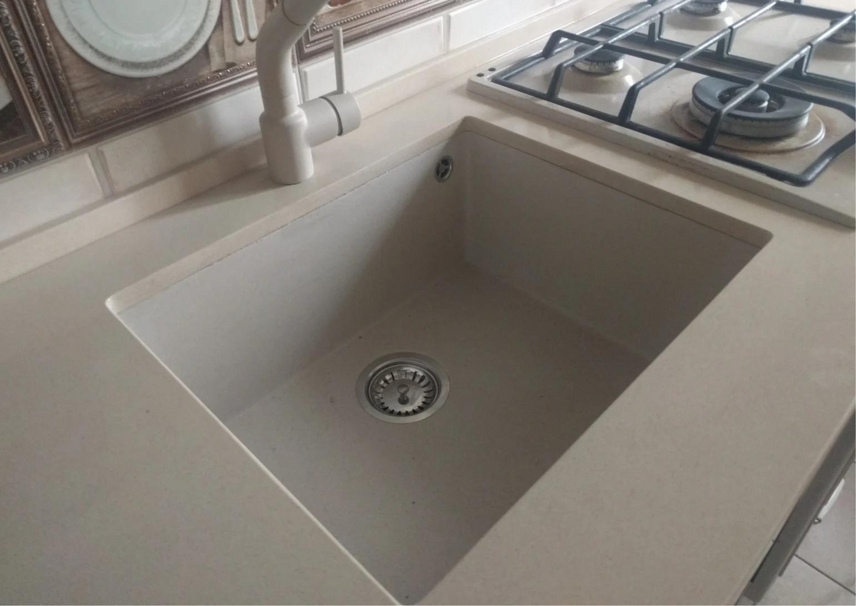 Chiuvetă sub blat din granit, fără picurător și cu o cuvă