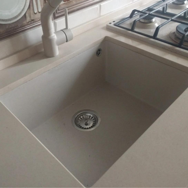 Chiuvetă sub blat din granit, fără picurător și cu o cuvă