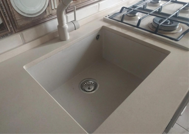 Chiuvetă sub blat din granit, fără picurător și cu o cuvă