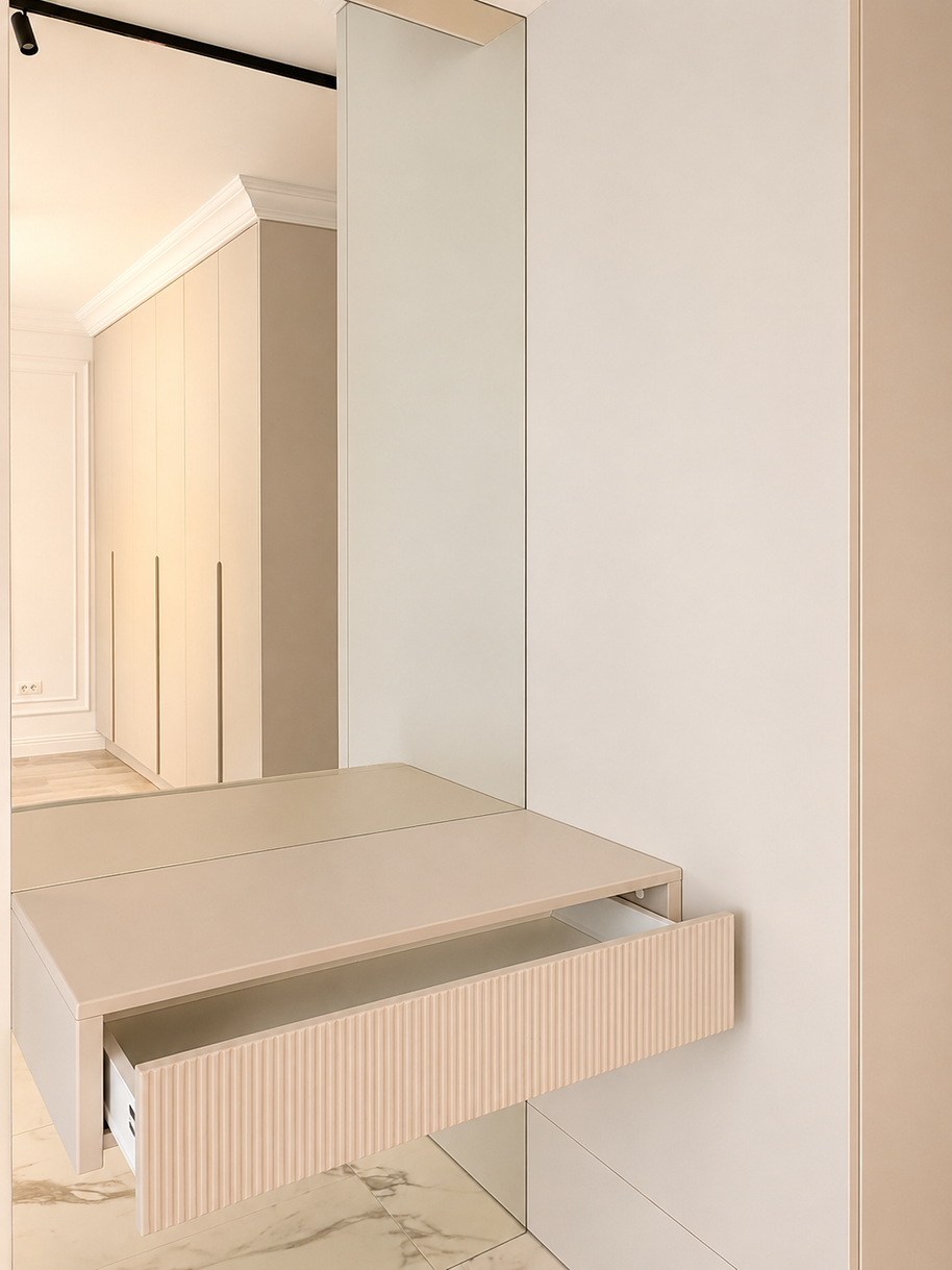 Mobilier pentru hol cu oglindă realizat la comandă de NORVINIA din MDF termoformat