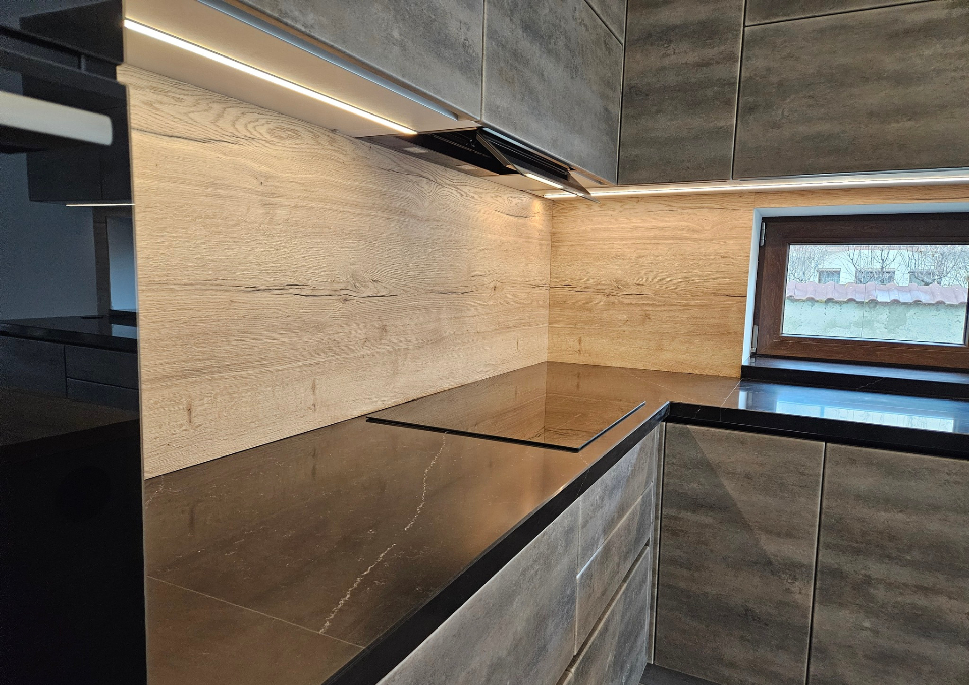 Mobilă bucătărie fabricată la comandă de NORVINIA din MDF termoformat, blat și glaf geam din cuarț compozit cu chiuvetă montată sub blat