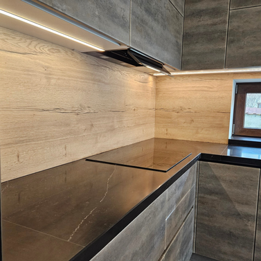 Mobilă bucătărie fabricată la comandă de NORVINIA din MDF termoformat, blat și glaf geam din cuarț compozit cu chiuvetă montată sub blat