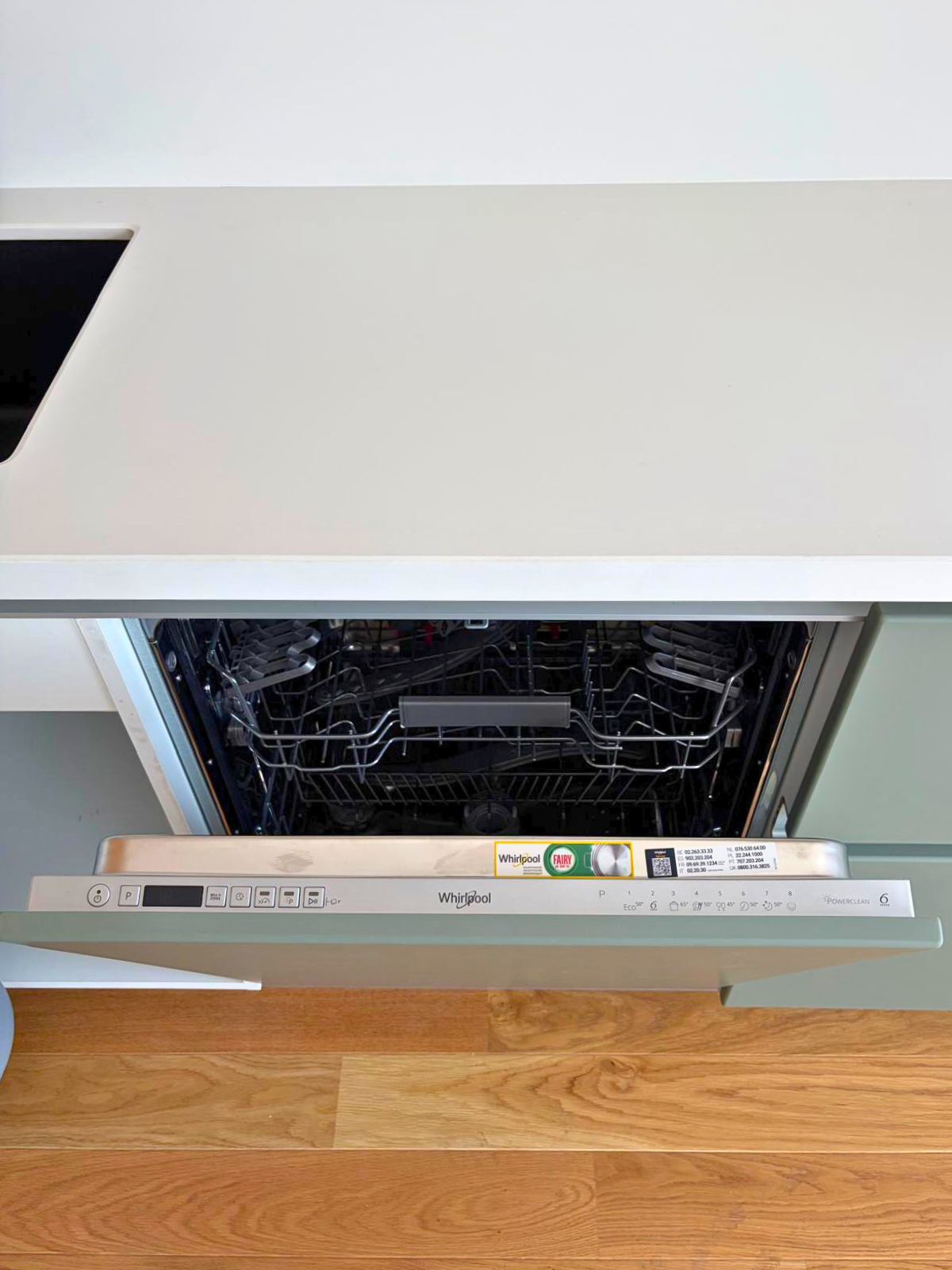 Mobilier de bucătărie NORVINIA, cu fronturi din MDF termoformat, blat și contrablat din cuarț compozit alb și mânere tip profil GOLA, finisaj aluminiu
