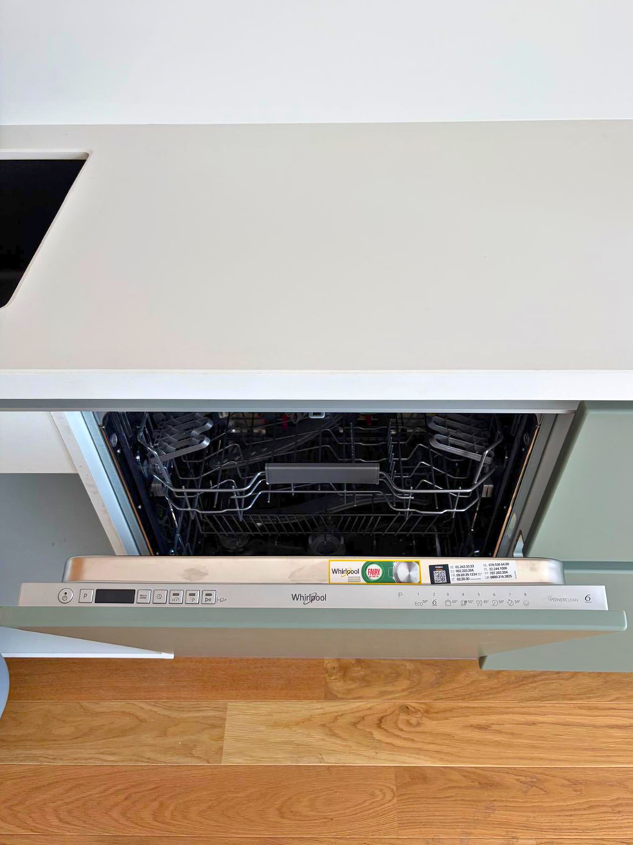 Mobilier de bucătărie NORVINIA, cu fronturi din MDF termoformat, blat și contrablat din cuarț compozit alb și mânere tip profil GOLA, finisaj aluminiu