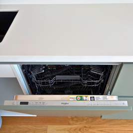 Mobilier de bucătărie NORVINIA, cu fronturi din MDF termoformat, blat și contrablat din cuarț compozit alb și mânere tip profil GOLA, finisaj aluminiu