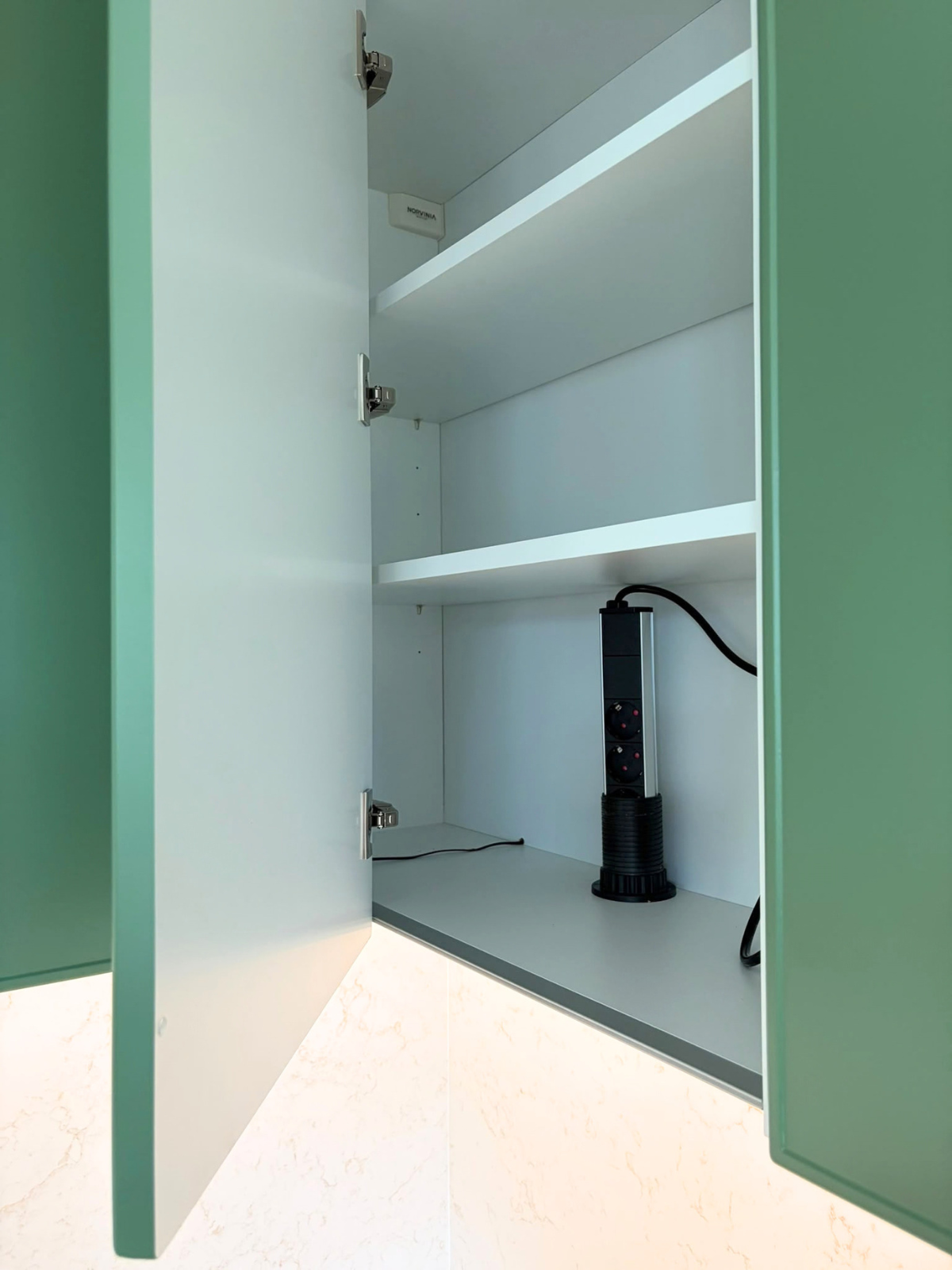 Mobilier din MDF termoformat cu blat din cuarț compozit, insulă cu blat din cuarț și mânere GOLA