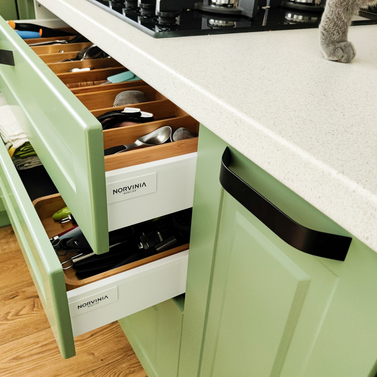 Mobila bucătărie fabricată la comandă de NORVINIA cu blat în L, cu îmbinare invizibilă, blat și glaf geam din același material, mobilier din MDF termoformat