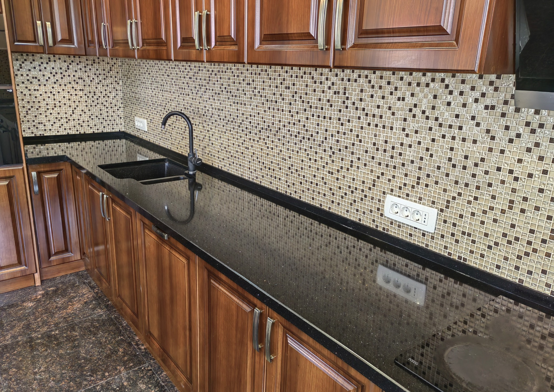 Blat cuarț compozit fabricat de NORVINIA cu chiuvetă montată sub blat, insulă din cuarț compozit, mobilierul nu este fabricat de NORVINIA