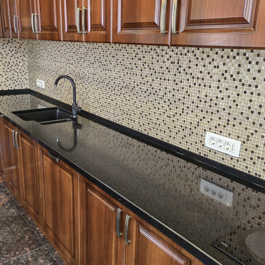 Blat cuarț compozit fabricat de NORVINIA cu chiuvetă montată sub blat, insulă din cuarț compozit, mobilierul nu este fabricat de NORVINIA