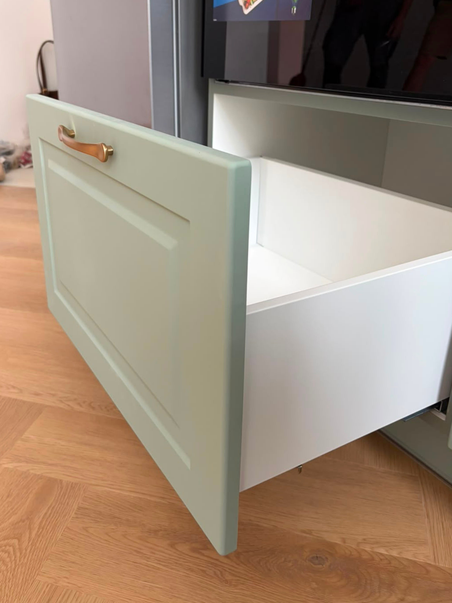 Mobilier de bucătărie din MDF termoformat cu blat din cuarț și mânere metalice aplicate aurii