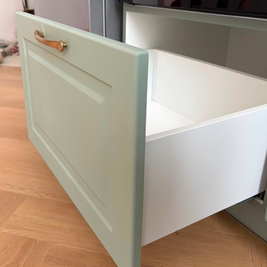 Mobilier de bucătărie din MDF termoformat cu blat din cuarț și mânere metalice aplicate aurii