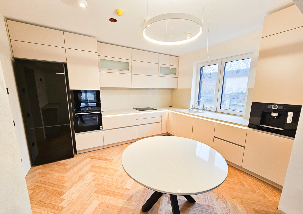 Mobilă bucătărie fabricată la comandă de NORVINIA din MDF termoformat, blat, contrablat și glaf din cuarț compozit