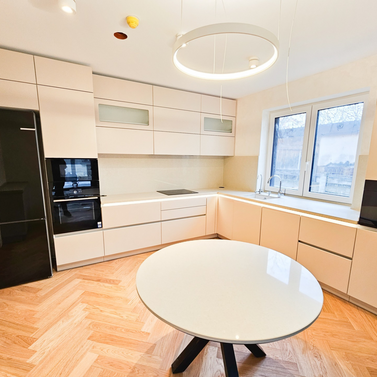 Mobilă bucătărie fabricată la comandă de NORVINIA din MDF termoformat, blat, contrablat și glaf din cuarț compozit