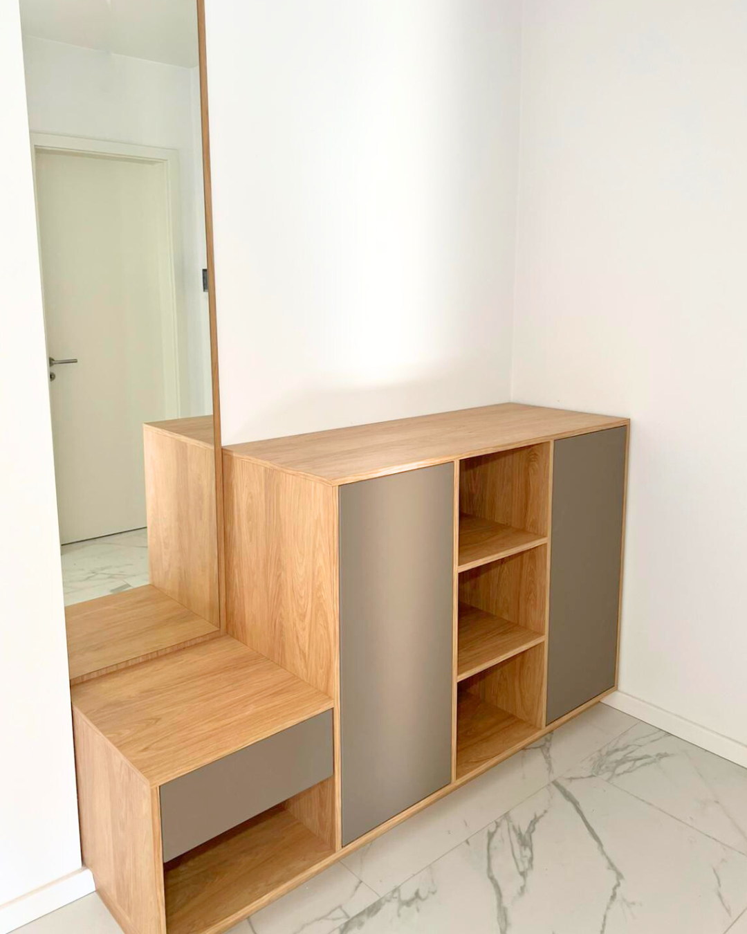 Mobilier pentru hol cu oglindă realizat la comandă de NORVINIA