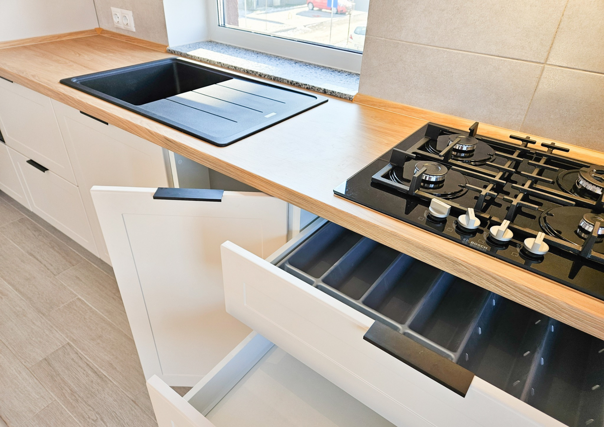 Mobilă bucătărie fabricată la comandă de NORVINIA din MDF termoformat