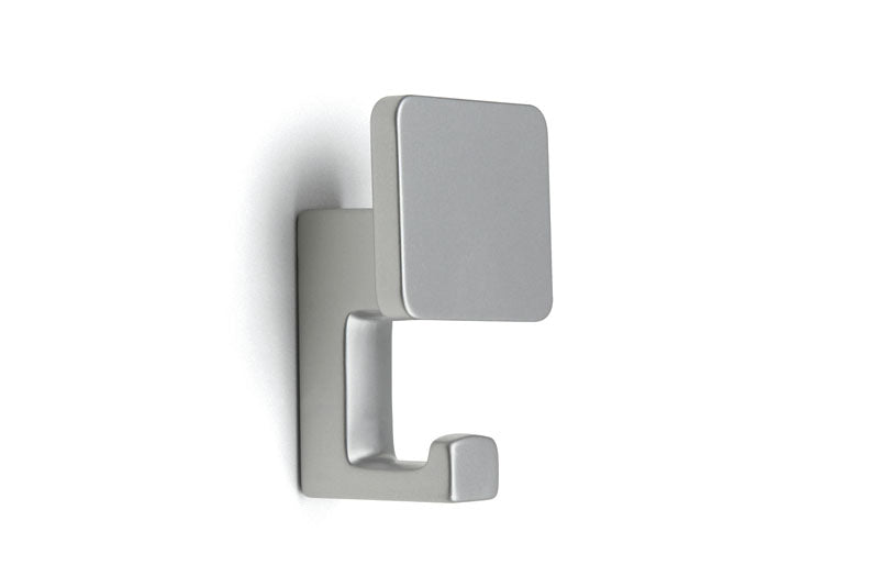 Agățătoare pentru cuier Tulip Pera – aluminiu anodizat, argintiu mat, 2 agățători, zamac, montaj frontal, H64 mm