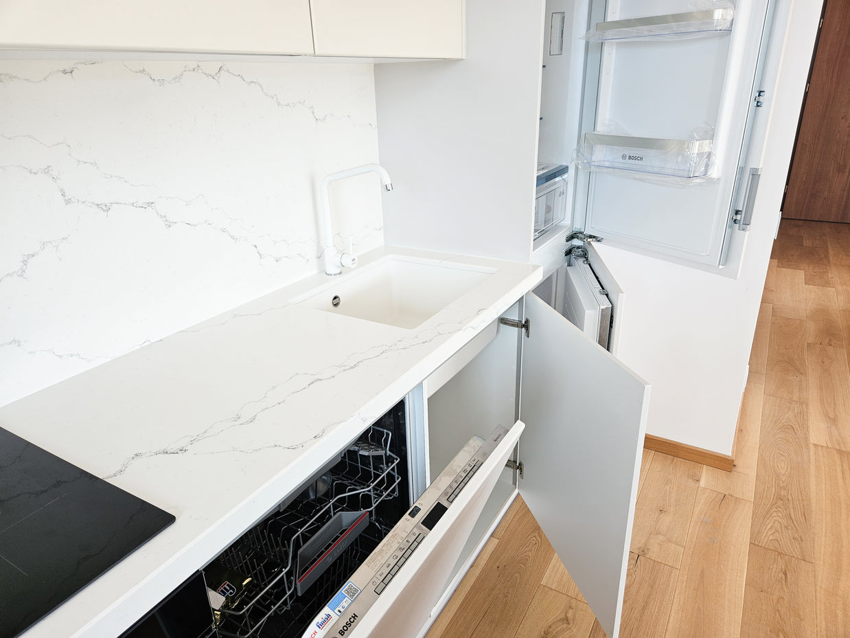 Mobilă de bucătărie fabricată la comandă de NORVINIA cu blat și glaf geam din cuarț compozit, mobilier din MDF termoformat